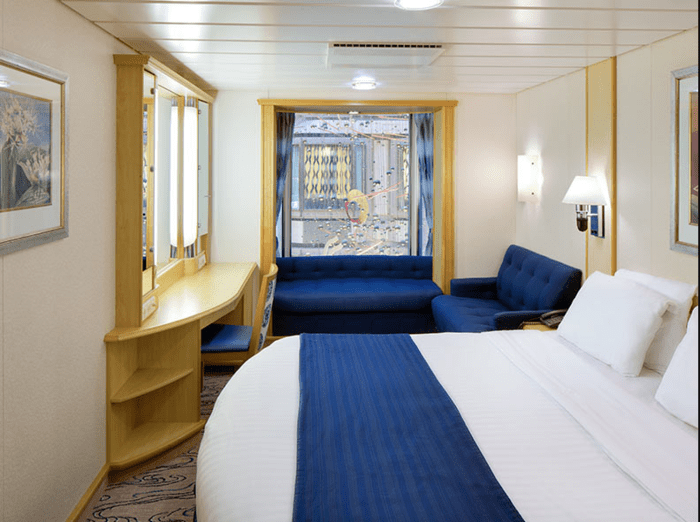 RCI Voyager of the Seas Connecting Promenade Interior.png